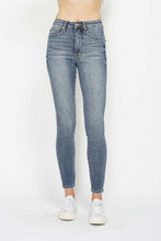 Load image into Gallery viewer, Judy Blue Tummy Control Skinny Jeans
