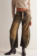 Load image into Gallery viewer, Pocketed Wide Leg Jeans with Buttons
