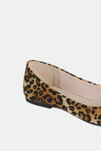 Load image into Gallery viewer, Leopard Print Pointy Toe Slip On Flat Loafers
